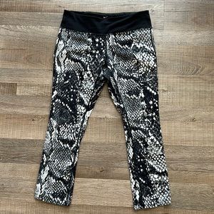 Nike Dri Fit Snakeskin Capri Leggings